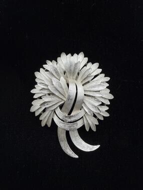 Vintage Crown Trifari Signed Silver Tone Ribbon/Petal Swirl Brooch Pin